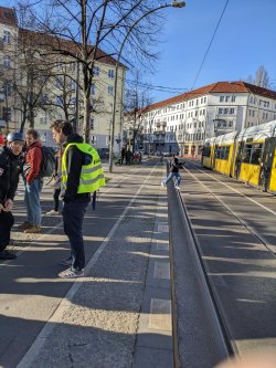 Les pistes cyclables en nez de quai d'arrêts de tram constituent un réel danger pour les piétons