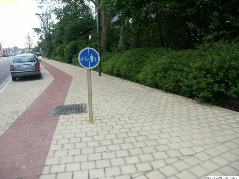 Cohabitation voie cyclable et voie circulation piétonne sans séparation physique, à éviter !