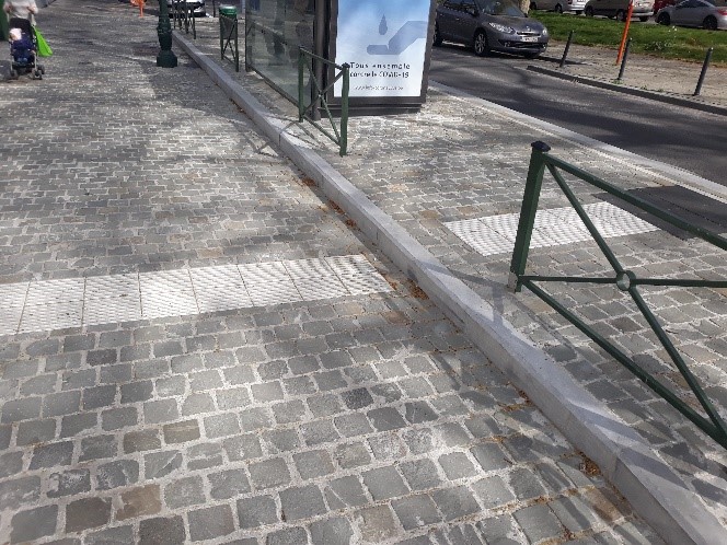 arret de bus avec marche