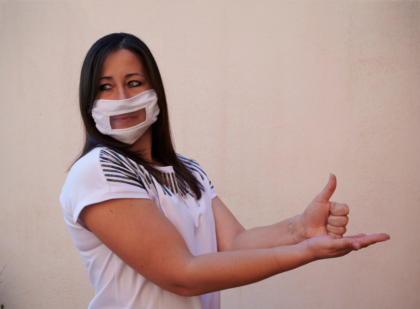 personne parlant la langue des signes avec masque sanitaire