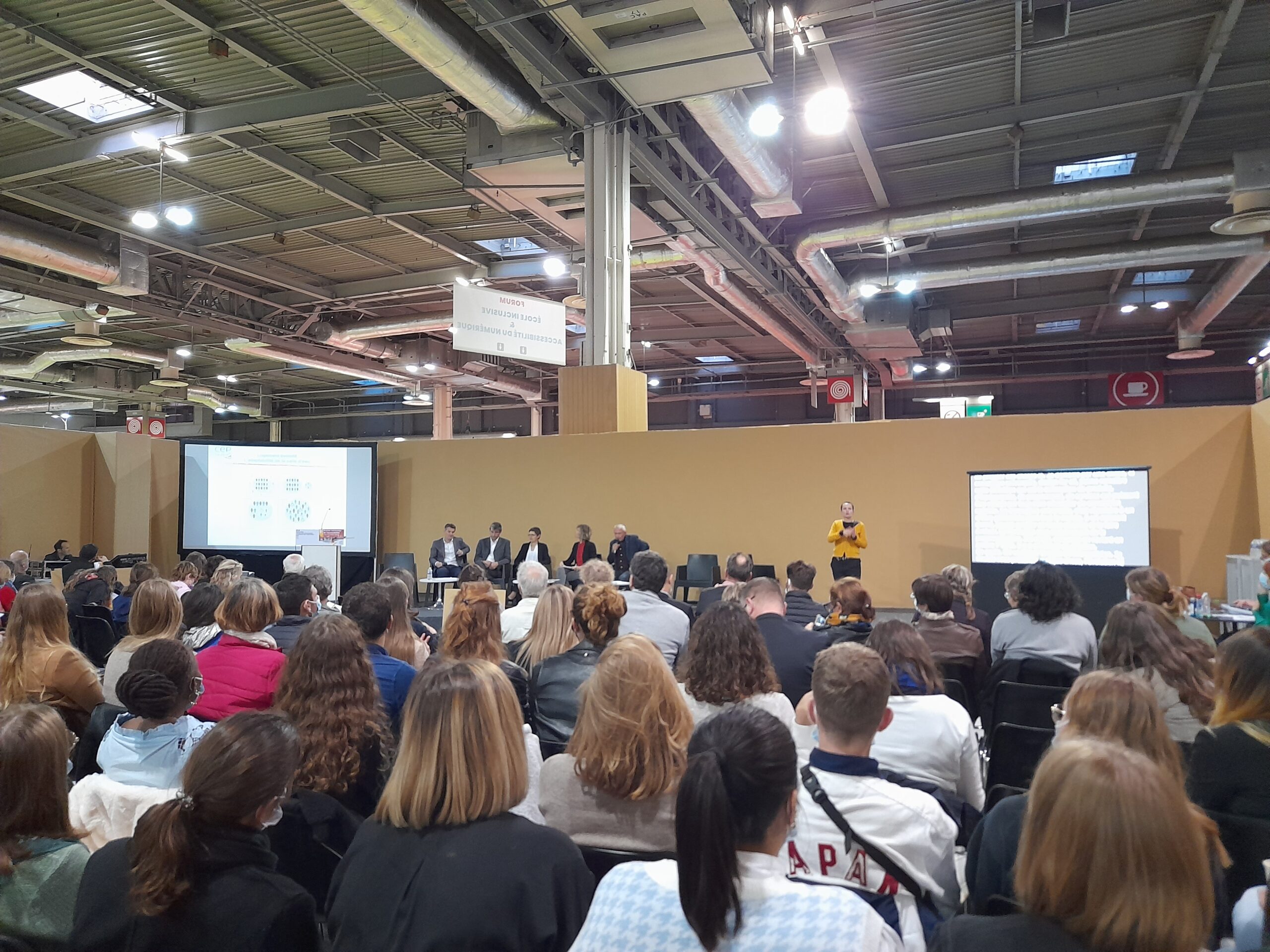 mise en contexte des échanges face au public