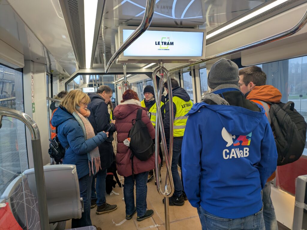 des gens testant le tram