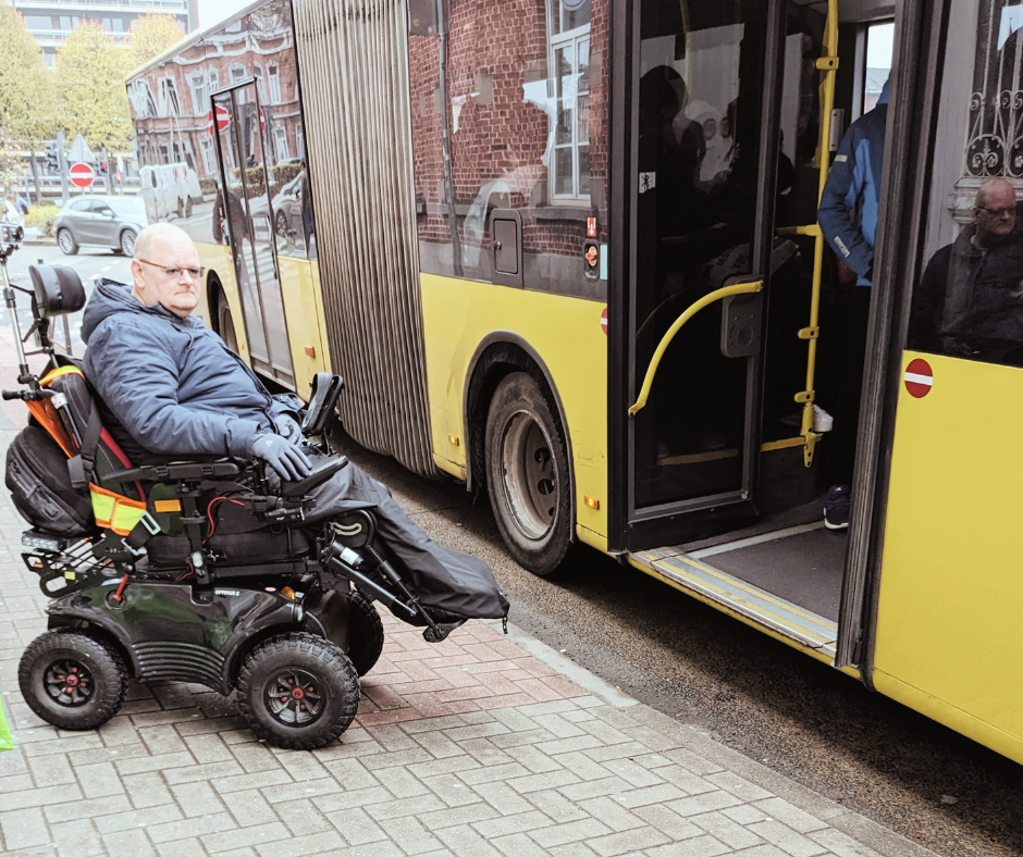 personne en chaise roulante devant un bus de la TEC qui n'est pas agenouillé