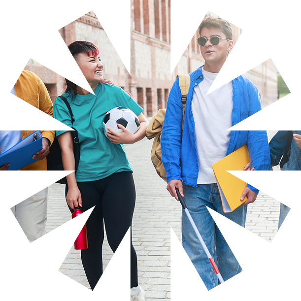 Groupe de jeunes marchant en ville, dont un jeune homme aveugle utilisant une canne blanche, intégré parmi ses camarades.